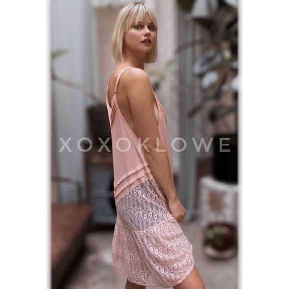 POL Coral V Neck Lace Cami Tank Top - Picture 4 of 10